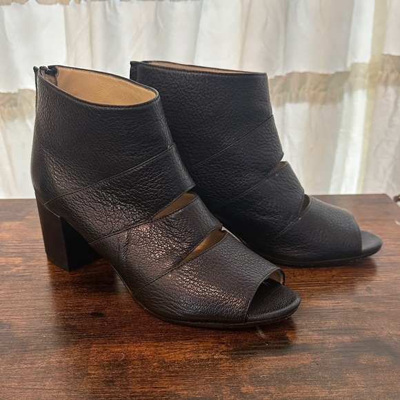 Amalfi Shoes - Amalfi by Rangoni navy leather heeled bootie 6.5